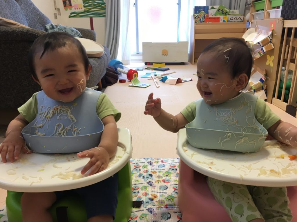 【爆笑】2歳双子が歌う、ズレズレの「おもちゃのチャチャチャ」が激カワ